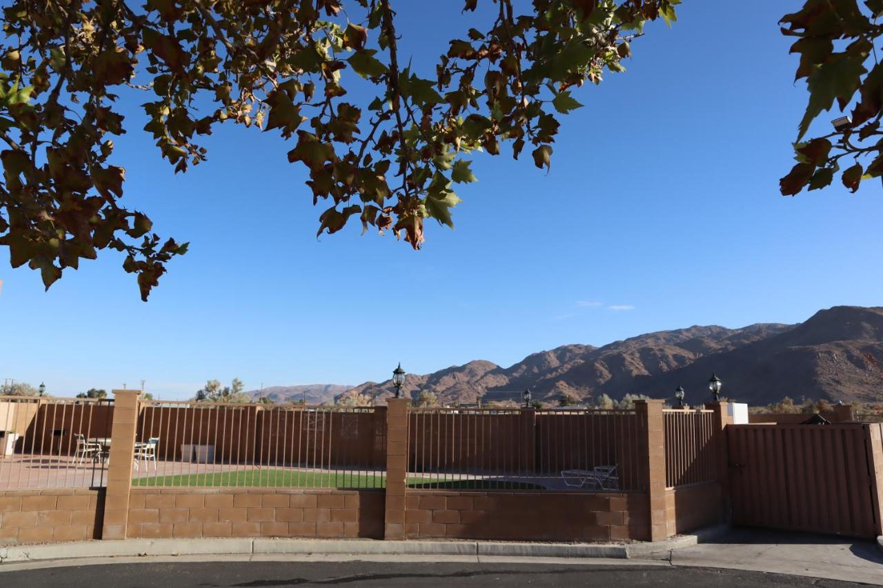 Oasis Inn And Suites 29 Palms Hotel Joshua Tree National Park トウェンティナイン・パームズ エクステリア 写真