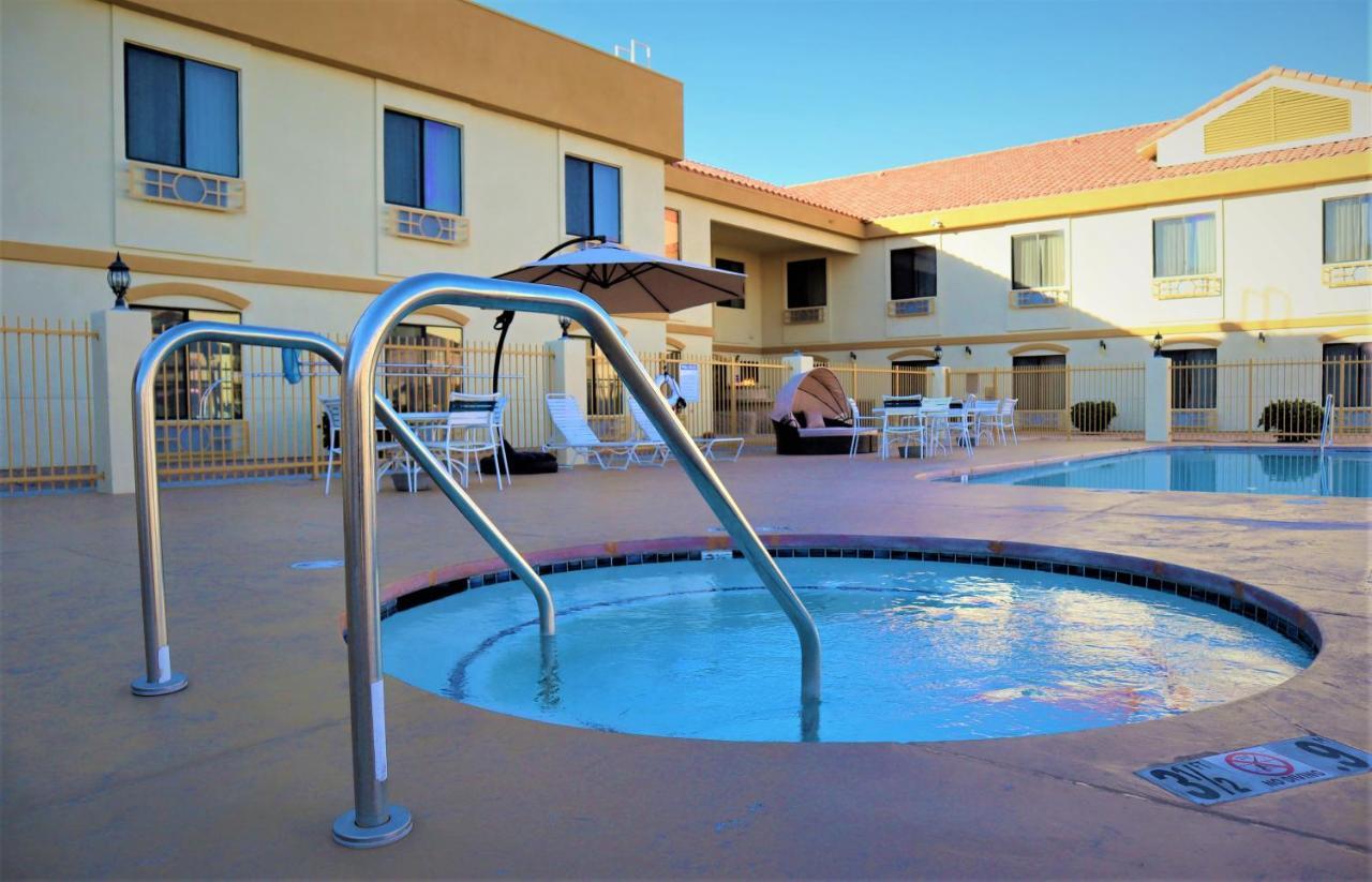 Oasis Inn And Suites 29 Palms Hotel Joshua Tree National Park トウェンティナイン・パームズ エクステリア 写真